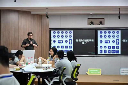 教师授课.jpg 教师授课.jpg